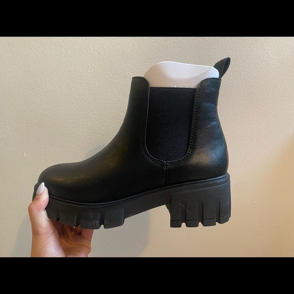 Sasha Chelsea Boot
Size 8
Original price: $49.99
Never worn, still in box - Picture 3 of 4